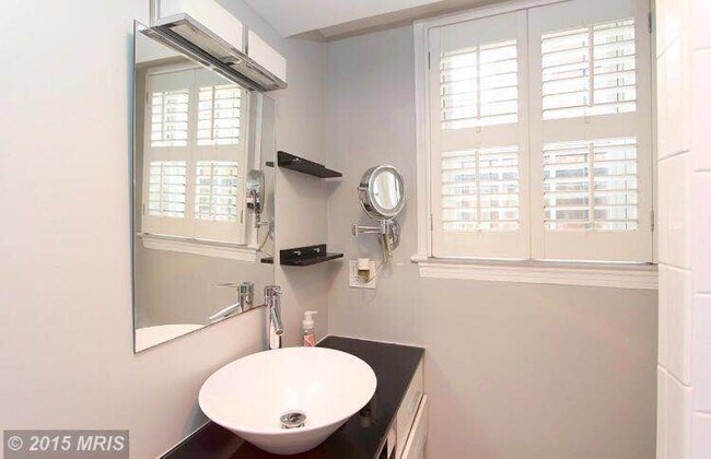 4481 MacArthur Boulevard Northwest, Unit unit B1 in Washington, DC - Building Photo - Building Photo