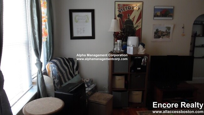 349 Pleasant St, Unit A3-6 in Malden, MA - Foto de edificio - Building Photo