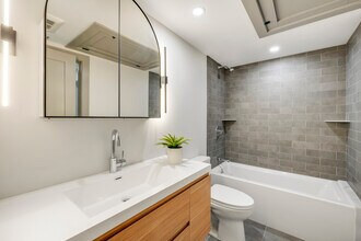 566 E 3rd St, Unit East 3rd in Boston, MA - Building Photo - Building Photo
