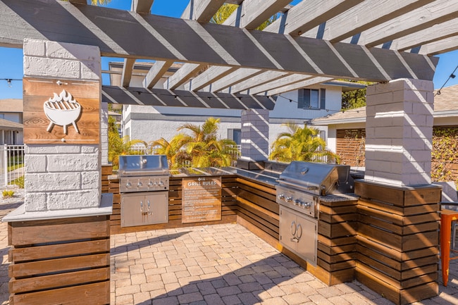 Shoreline Pointe Apartments in St. Petersburg, FL - Foto de edificio - Building Photo