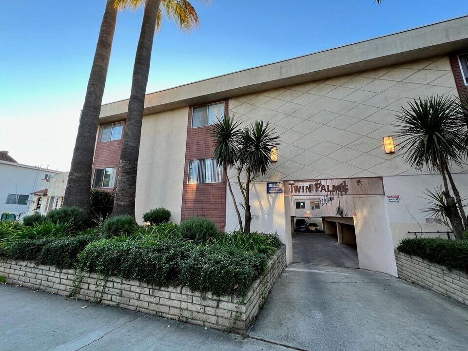 557 Orlando Ave in West Hollywood, CA - Building Photo