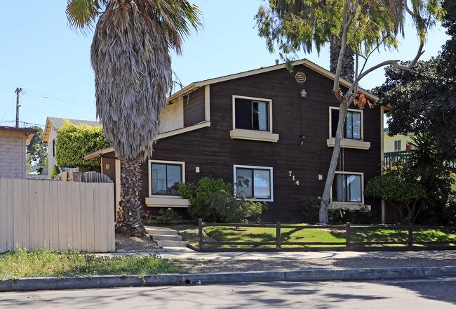 714 N Freeman St in Oceanside, CA - Foto de edificio - Building Photo