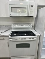 6940 Miami Gardens Dr in Hialeah, FL - Building Photo