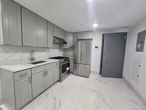 41-62-62 Bowne St in Queens, NY - Building Photo - Building Photo