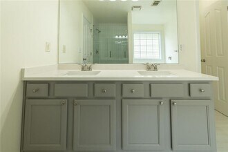 2070 Cabela Dr in Buford, GA - Foto de edificio - Building Photo