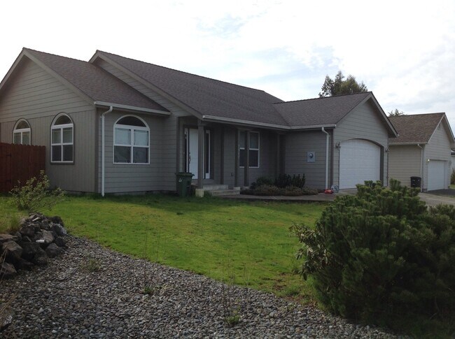 1947 Channel St in North Bend, OR - Building Photo - Building Photo