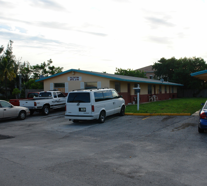 Valentina Apartments in Fort Lauderdale, FL - Building Photo