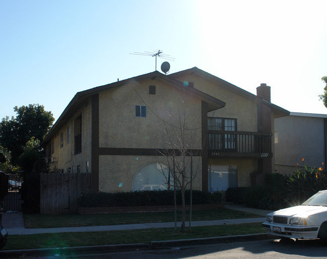 4392-4398 Green Ave in Los Alamitos, CA - Foto de edificio - Building Photo