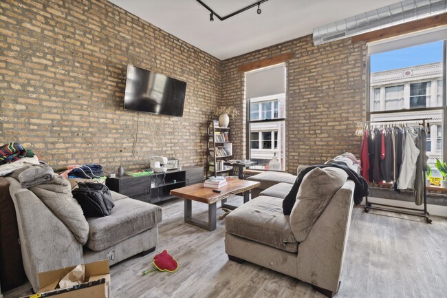 1572 N Milwaukee Ave in Chicago, IL - Building Photo - Building Photo