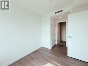 6468 Willingdon Ave in Burnaby, BC - Building Photo - Building Photo