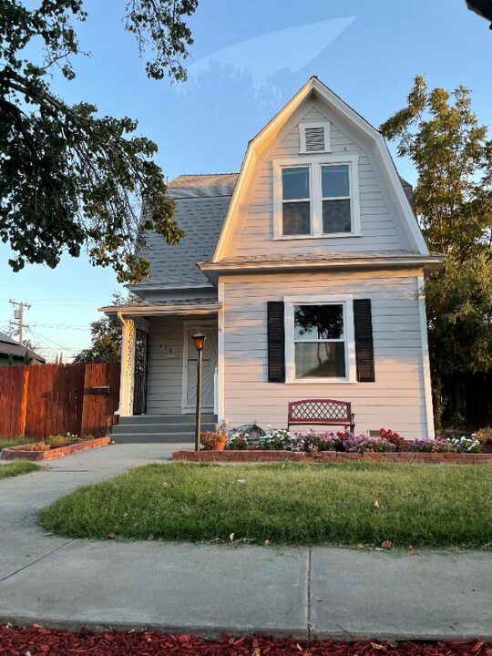 323 W Myrtle St in Hanford, CA - Building Photo