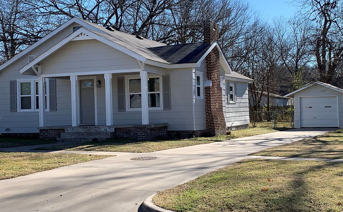 613 W 22nd St in Ada, OK - Building Photo