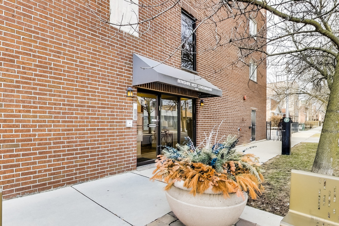 Berkshire West Condominiums (deconversion) in Chicago, IL - Building Photo