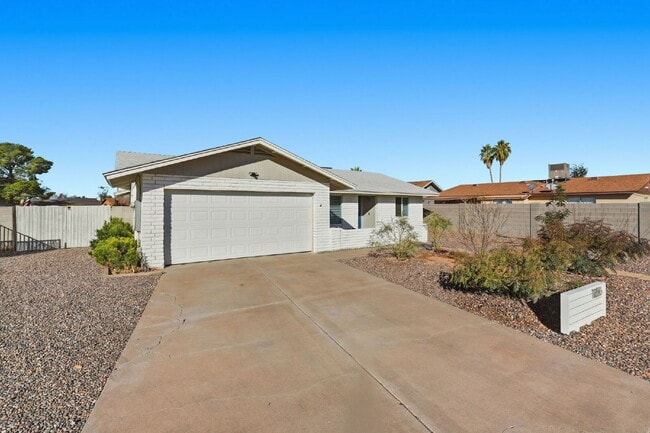 1056 S Lazona Dr in Mesa, AZ - Foto de edificio - Building Photo