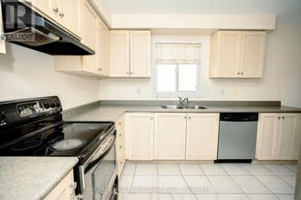 384 Flagstone Way in Newmarket, ON - Building Photo - Building Photo