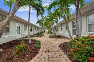 9040 Blind Pass Rd in St Pete Beach, FL - Building Photo