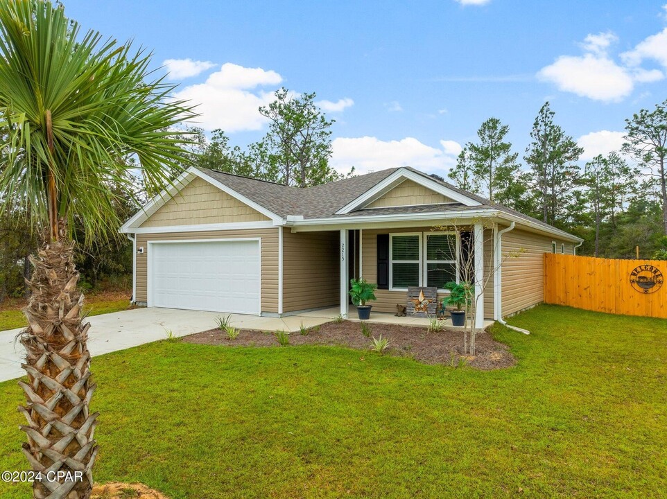 2215 Shenandoah Blvd in Chipley, FL - Foto de edificio