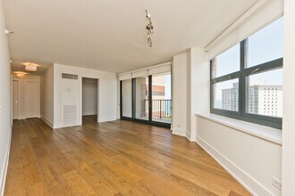 3660 N Lake Shore Dr, Unit # 2511 in Chicago, IL - Building Photo - Building Photo