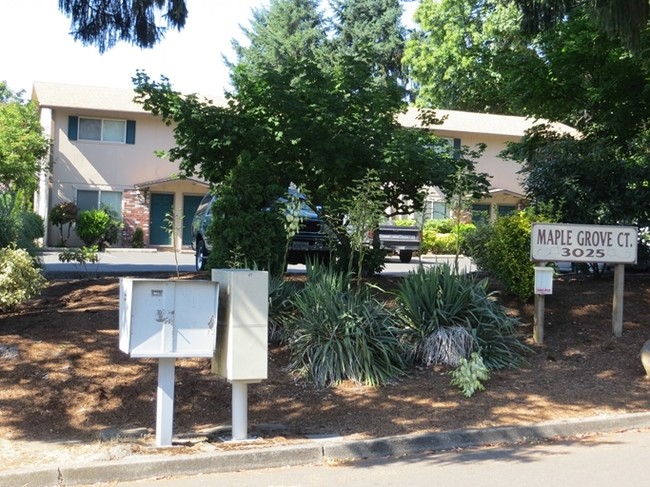 Maple Grove Court in Milwaukie, OR - Building Photo - Building Photo