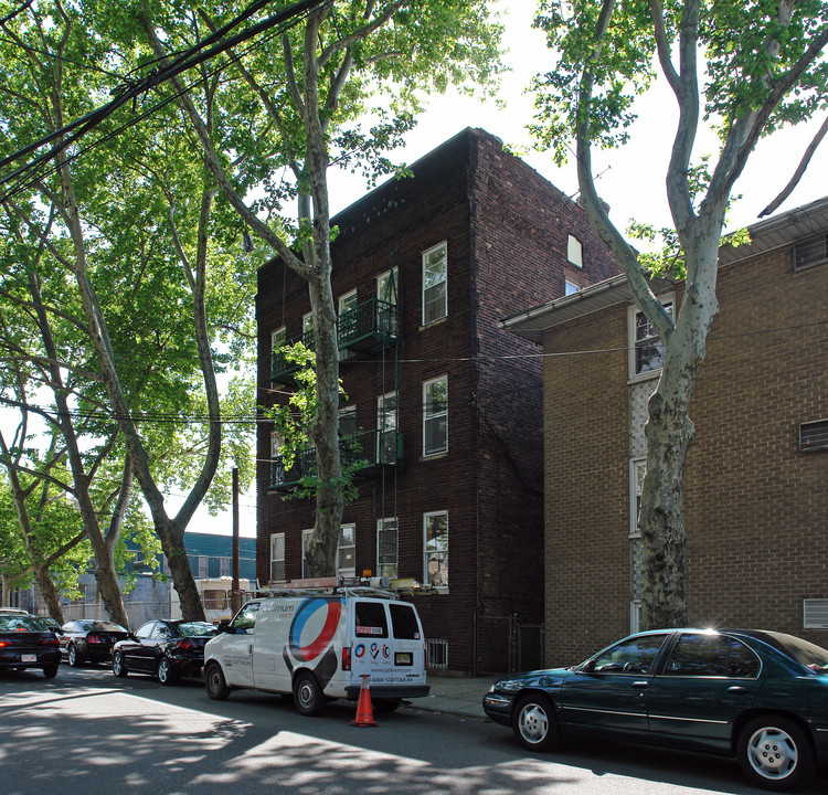 117 Pulaski St in Newark, NJ - Building Photo