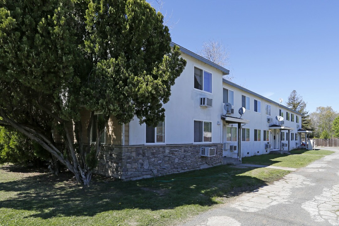 1555 Sonoma Ave in Sacramento, CA - Building Photo