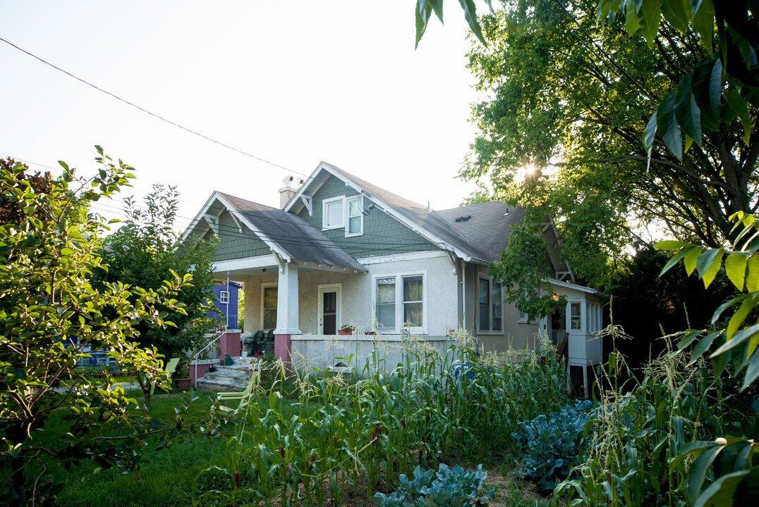 7124 Carroll Ave in Takoma Park, MD - Foto de edificio