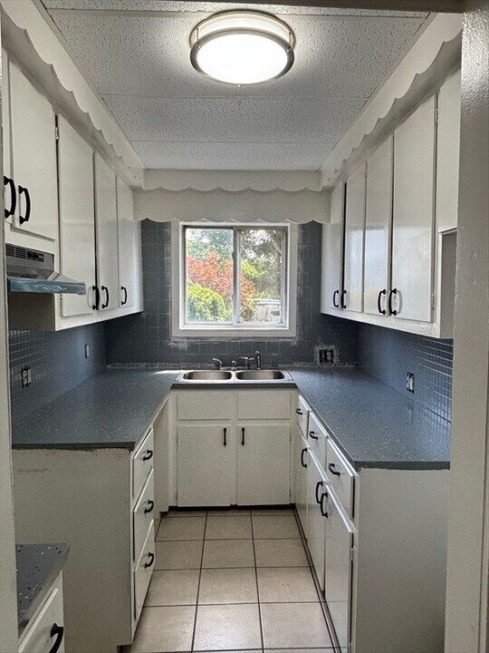 934 County St in Fall River, MA - Building Photo