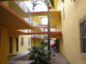 Lakeview Apartments in Miami, FL - Building Photo - Building Photo