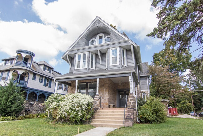 125 Windsor Ave, Unit First Floor in Narberth, PA - Foto de edificio - Building Photo