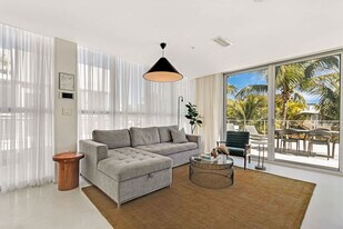 250 Collins Ave in Miami Beach, FL - Building Photo