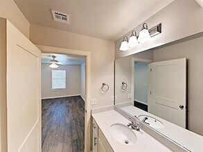 400 Vail Cir in Oklahoma City, OK - Building Photo - Building Photo