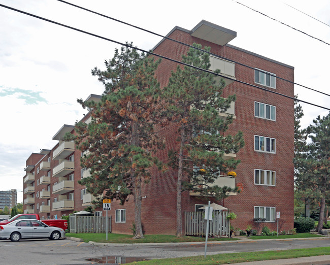 Geneva Court in St Catharines, ON - Building Photo - Building Photo