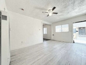 8508 1/4 San Pedro Street in Los Angeles, CA - Foto de edificio - Building Photo