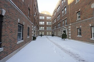 7028 S Clyde Chicago, IL 60649 in Chicago, IL - Building Photo - Building Photo