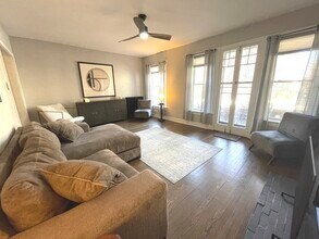 1057 W Columbia Ave in Chicago, IL - Building Photo - Building Photo