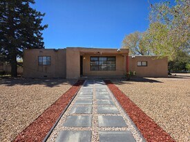 2412 Rosina St in Santa Fe, NM - Building Photo
