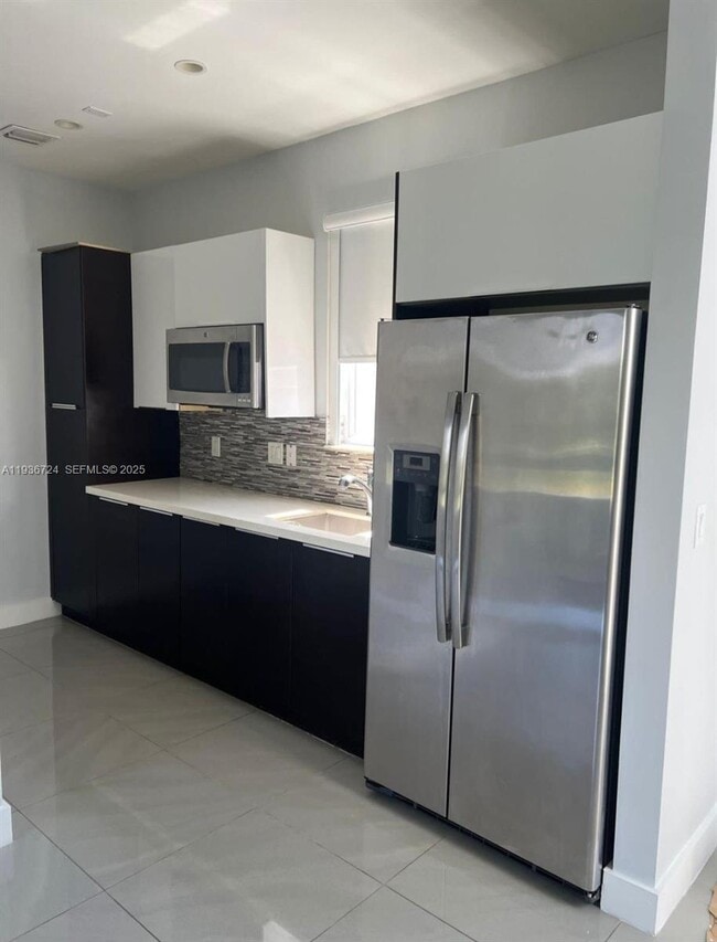 6412 NW 105th Pl in Doral, FL - Building Photo - Building Photo