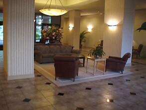 5500 Holmes Run Pky, Unit 813 in Alexandria, VA - Building Photo - Building Photo