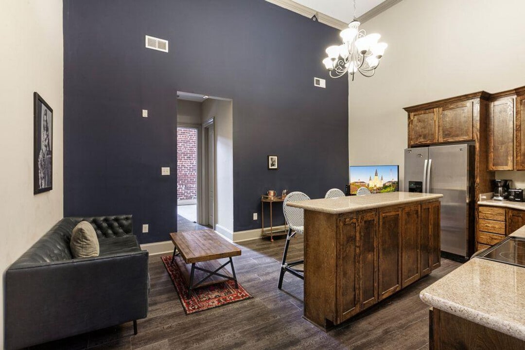 300 Baronne St in New Orleans, LA - Building Photo