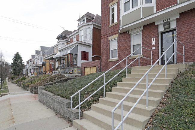 1500 Fallowfield Ave in Beechview, PA - Foto de edificio - Building Photo