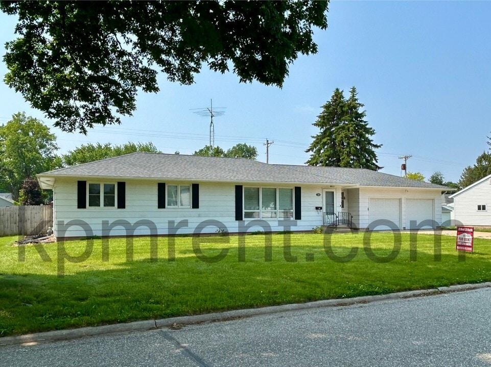 720 Poplar St in Osage, IA - Building Photo