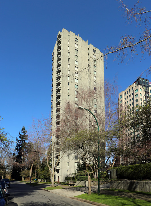 2077 Nelson St in Vancouver, BC - Building Photo