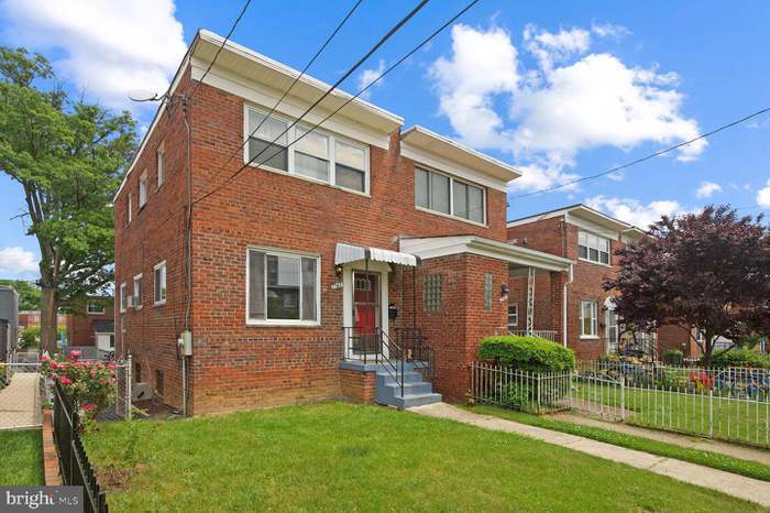 7547 9th St NW in Washington, DC - Building Photo