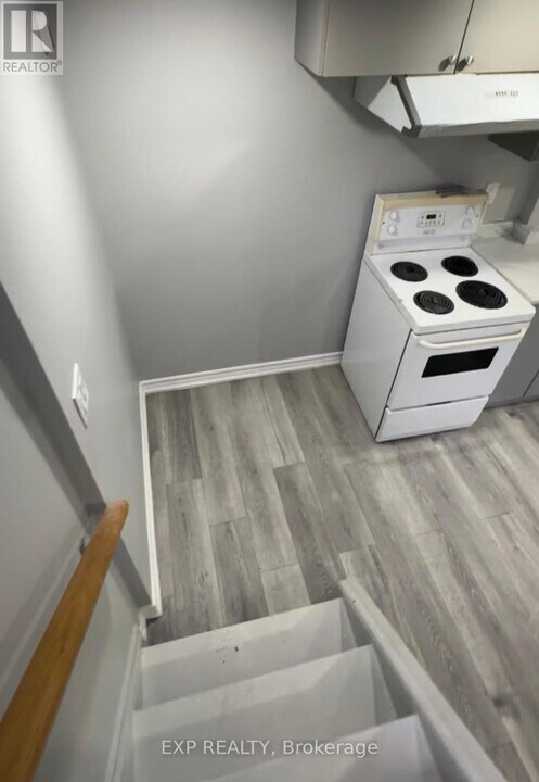 40 Gladstone Square in Brampton, ON - Building Photo