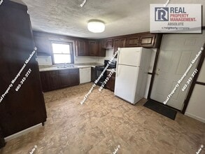 83 1/2 W Hollis St in Nashua, NH - Building Photo - Building Photo