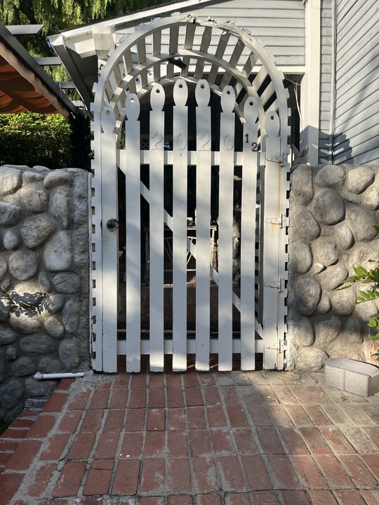 2020 Coldwater Canyon Dr in Beverly Hills, CA - Building Photo