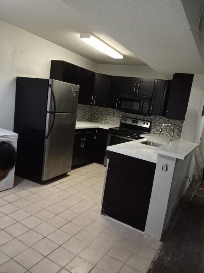 250 Palm Cir W in Pembroke Pines, FL - Building Photo - Building Photo