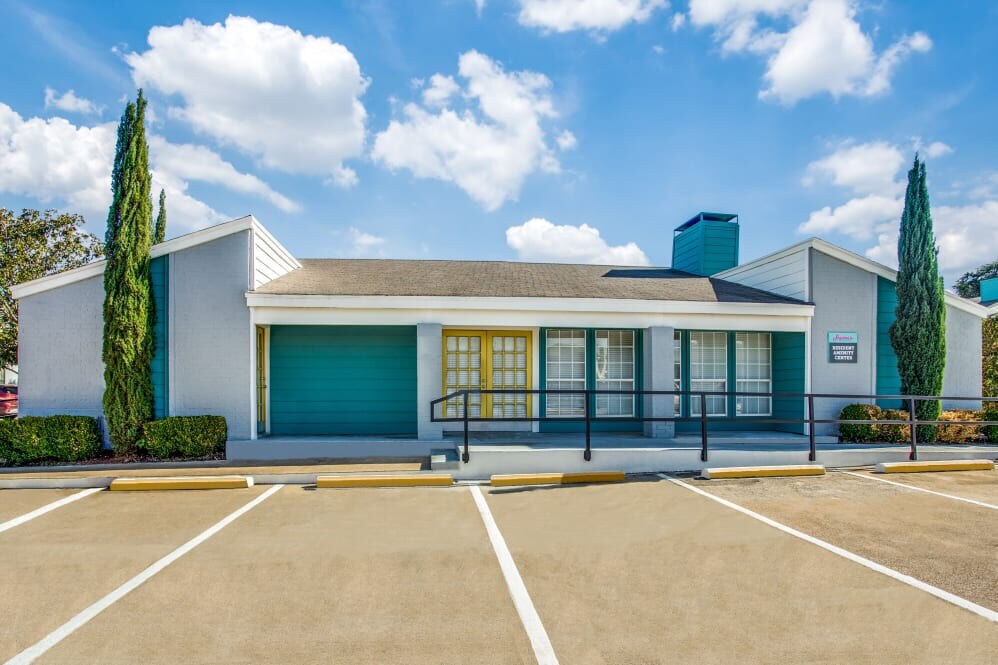 Sagamore Apartment Homes in Benbrook, TX - Foto de edificio