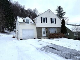 608 Winston Dr in Vestal, NY - Building Photo