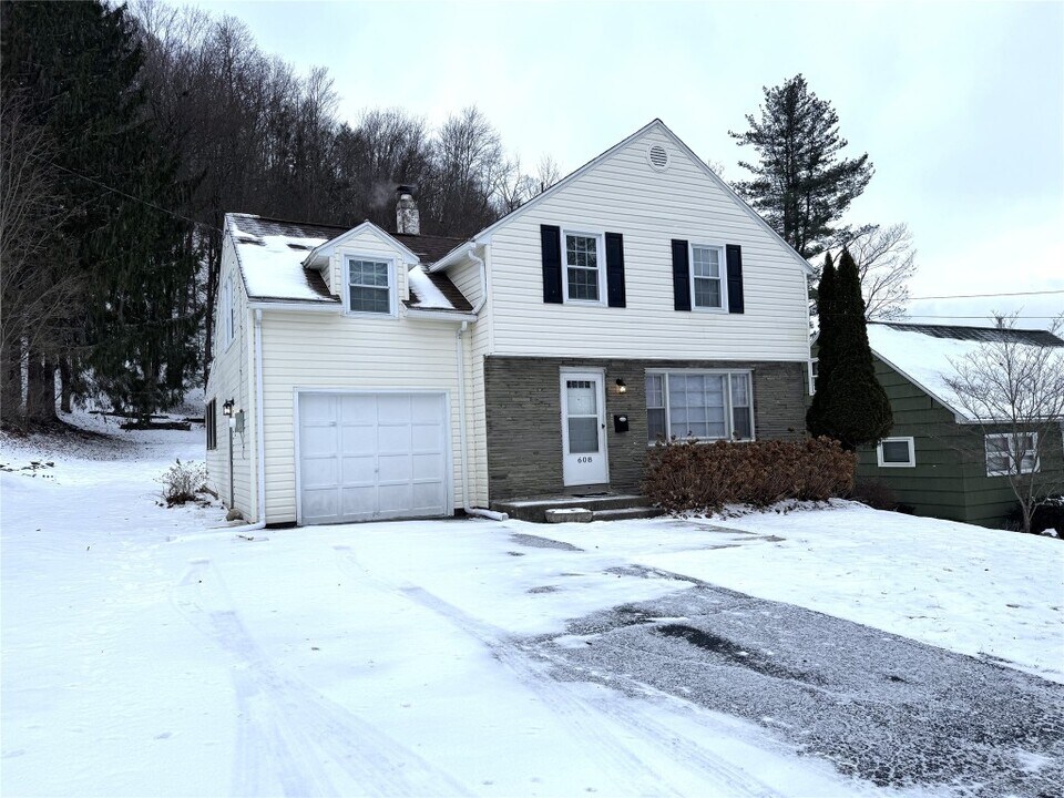 608 Winston Dr in Vestal, NY - Building Photo